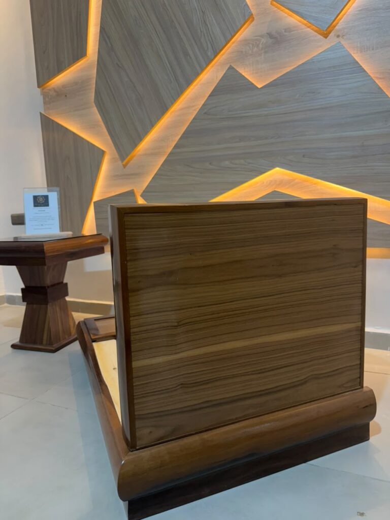 Salon marocain Noyer sur mesure en bois massif — Salon Premium